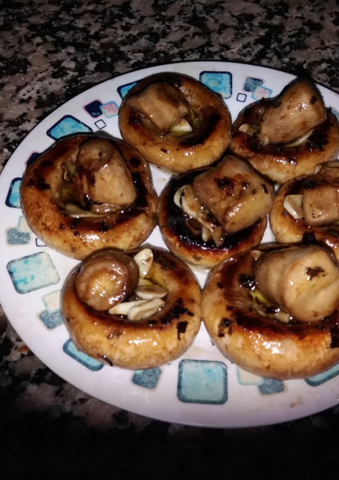 Una foto de Champiñones a la plancha con ajo y perejil