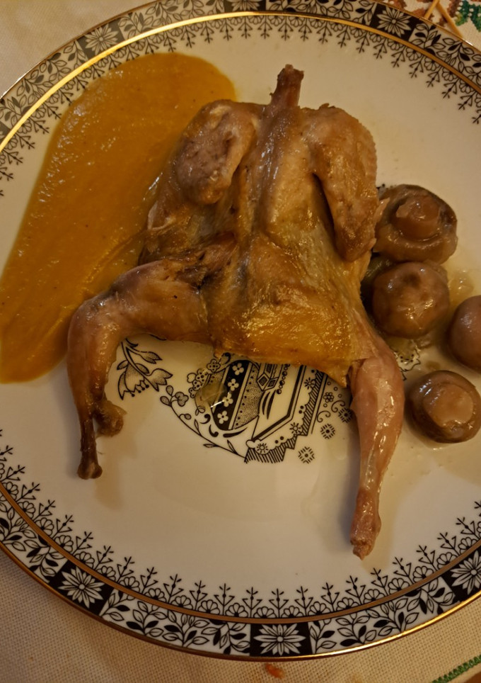 Una foto de Codorniz con champiñones en salsa de zanahoria #Calendario 2025