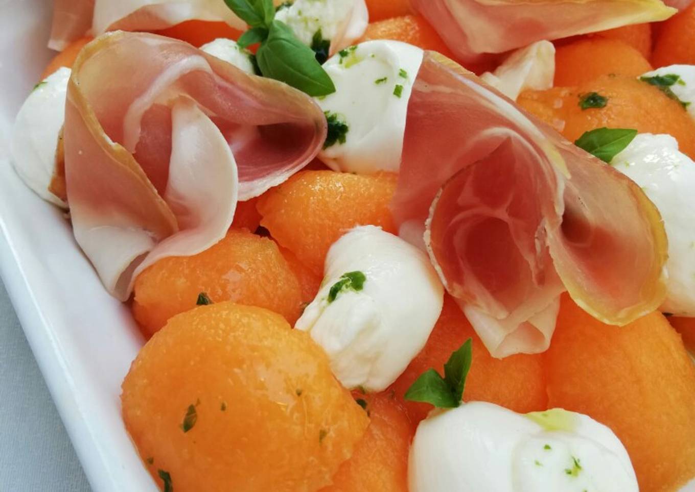 Ensalada de melón, mozzarella y jamón serrano