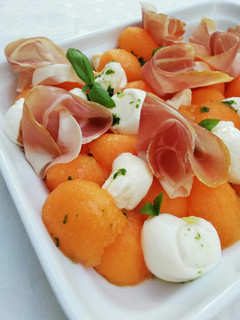 Una foto de Ensalada de melón, mozzarella y jamón serrano