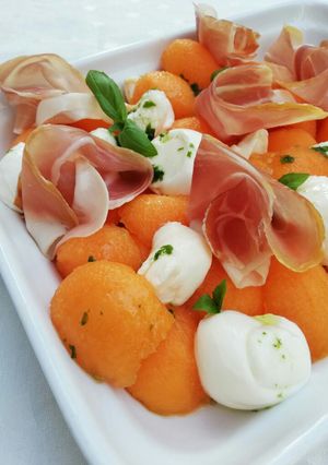 Una foto de Ensalada de melón, mozzarella y jamón serrano