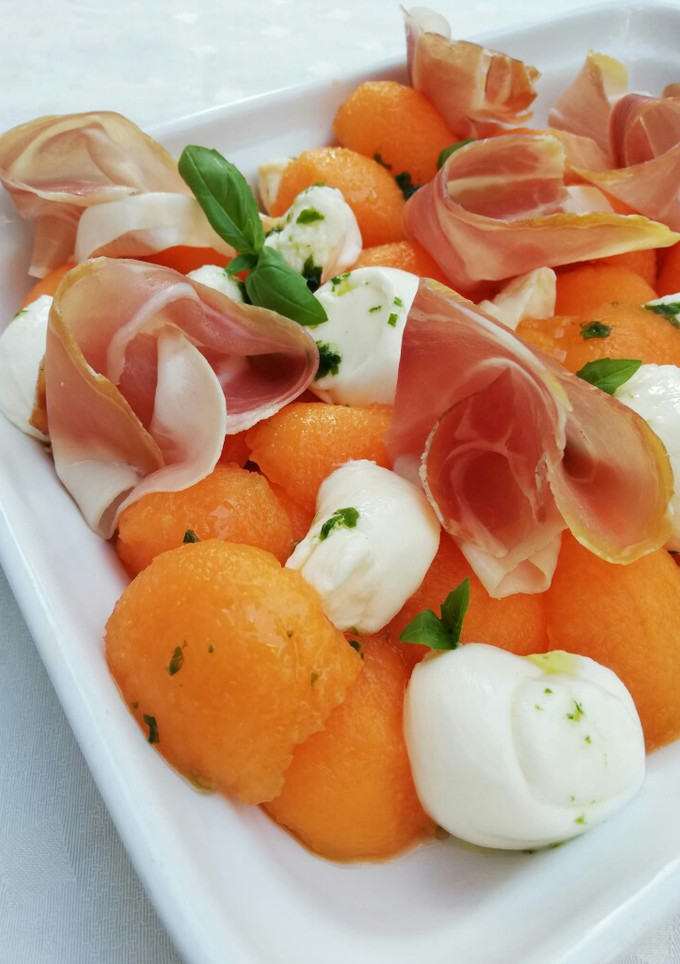 Una foto de Ensalada de melón, mozzarella y jamón serrano