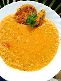 Vöröslencse főzelék medvehagymás répafasírttal recept fotója