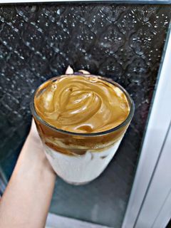 Hình của món Dalgona Coffee.