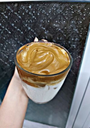 Hình của món Dalgona Coffee.