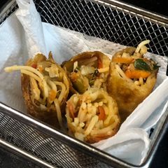 A picture of Chicken spring noodles roll.