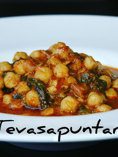 Una foto de Garbanzos con migas de bacalao y espinacas