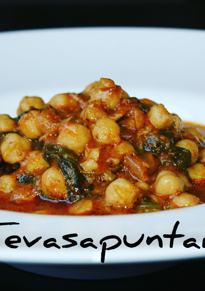 Una foto de Garbanzos con migas de bacalao y espinacas