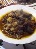 Hígado encebollado al vino blanco