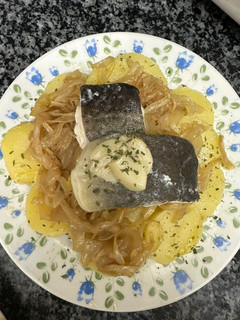 Una foto de 455. Bacalao confitado con cebolla caramelizada y patatas (principal pescado)