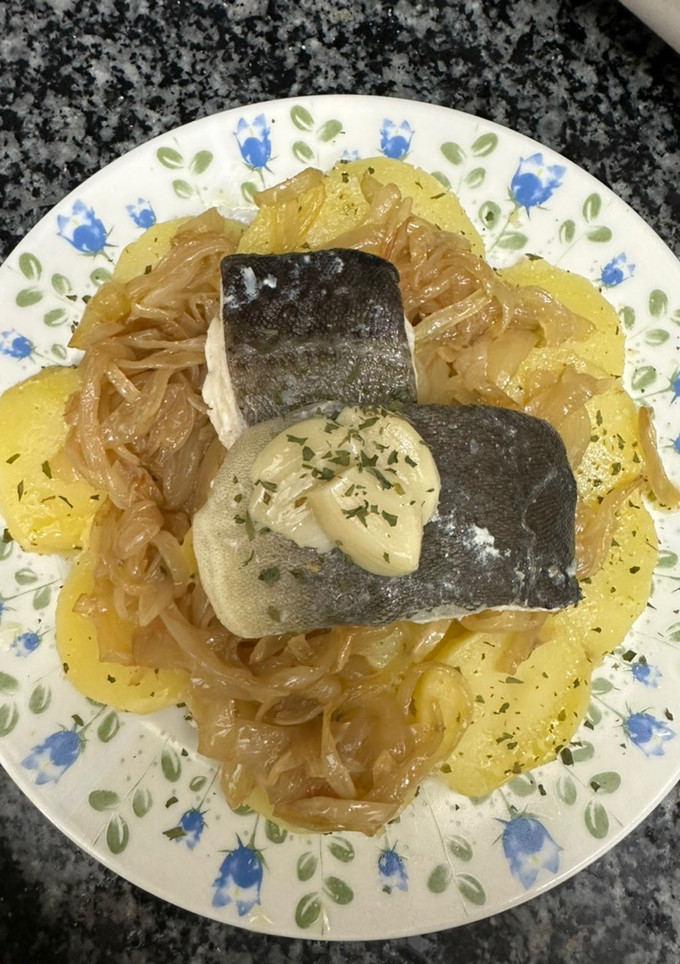 Una foto de 455. Bacalao confitado con cebolla caramelizada y patatas (principal pescado)