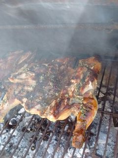 Una foto de Asado a la parrilla de pollo mariposa a la mostaza con provenzal agridulce