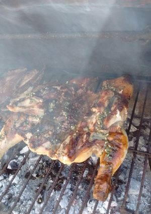 Una foto de Asado a la parrilla de pollo mariposa a la mostaza con provenzal agridulce