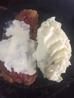 Una foto de Milanesa napolitana con puré y verdeo 🍽😉
