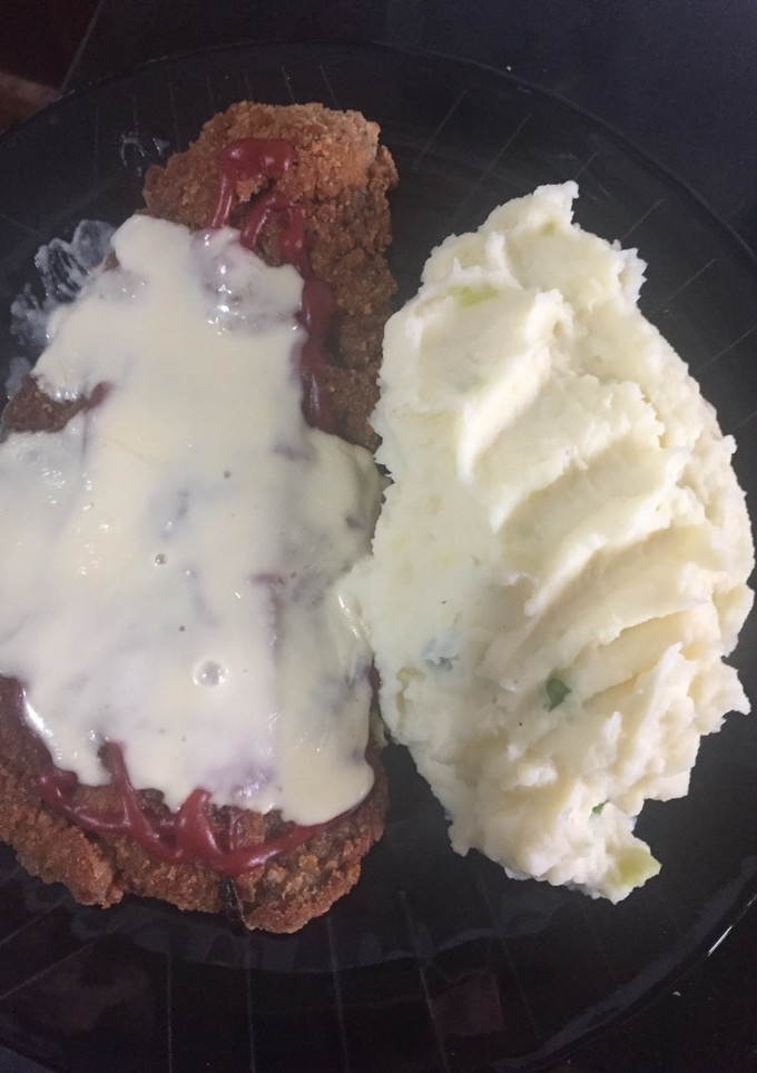 Una foto de Milanesa napolitana con puré y verdeo 🍽😉