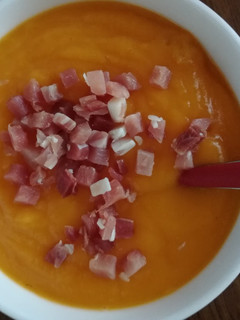Una foto de Puré de calabaza con dados de jamón