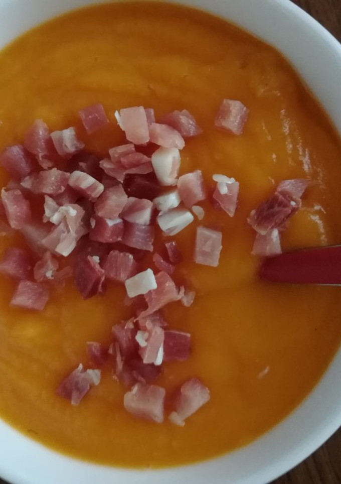 Una foto de Puré de calabaza con dados de jamón