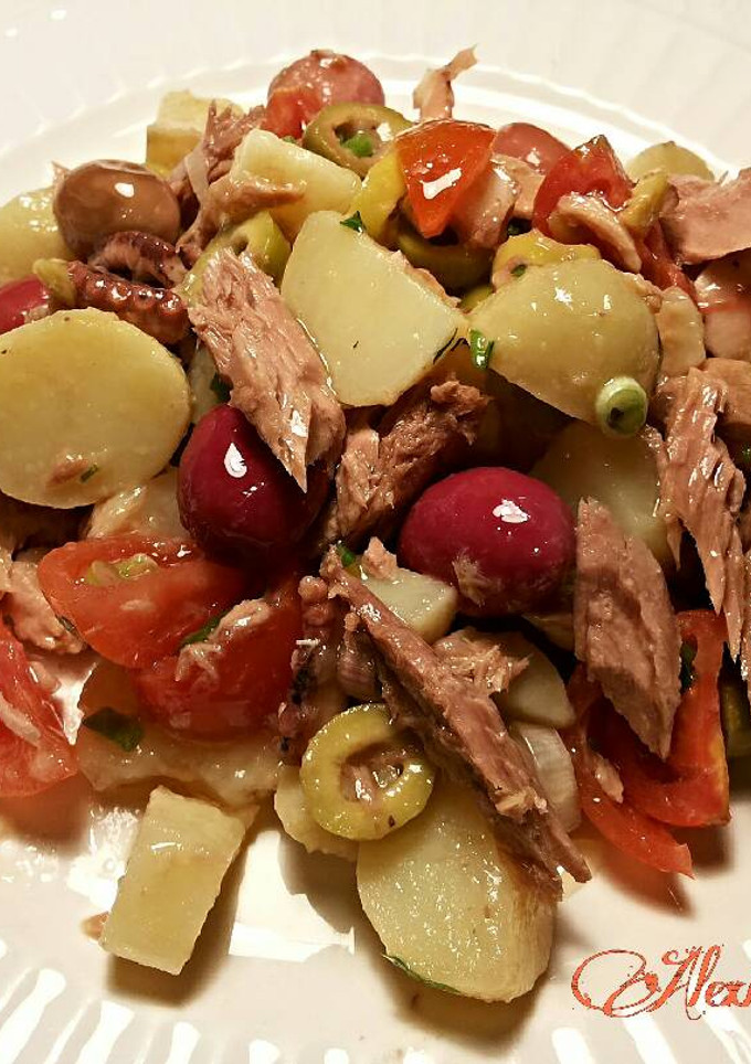 Una foto de Ensalada de patatas con pulpo y atún rojo