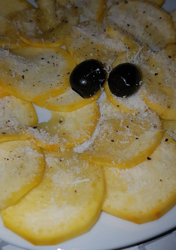 Una foto de Carpacho de calabacin