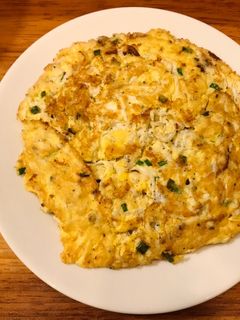 Hình của món Trứng chiên cá cơm mồm (cá cơm sữa).