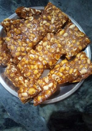 गुड़ मूंगफली चीकी (gud moongfali chikki recipe in hindi) रेसिपी मुख्य फोटो