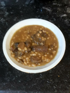 Una foto de Estofado de habichuelas con rabo de toro al vino tinto
