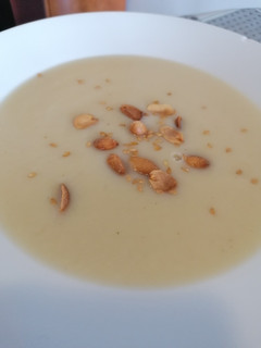 Una foto de 33. Crema de coliflor con cacahuetes
