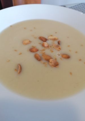 Una foto de 33. Crema de coliflor con cacahuetes