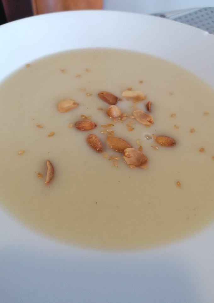 Una foto de 33. Crema de coliflor con cacahuetes