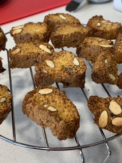 Una foto de Carquiñolis o biscotes con almendras