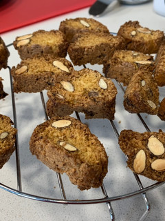 Una foto de Carquiñolis o biscotes con almendras