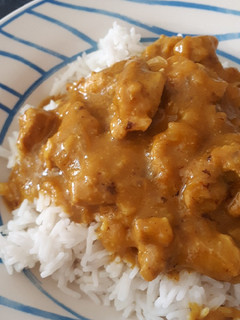Una foto de Pollo en salsa de curry y mango casera
