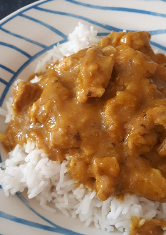 Una foto de Pollo en salsa de curry y mango casera