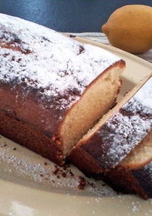 Una foto de Budín de limón (con crema de leche)