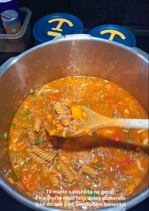 Foto de Massa com Legumes na Panela de Pressão