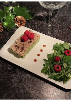 Une photo de Avocat & émietté de crabe, caramel de vinaigre de framboise