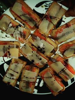 Una foto de Tostas con salmón ahumado, parmesano y reducción de Pedro Ximenez