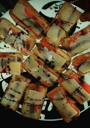 Una foto de Tostas con salmón ahumado, parmesano y reducción de Pedro Ximenez