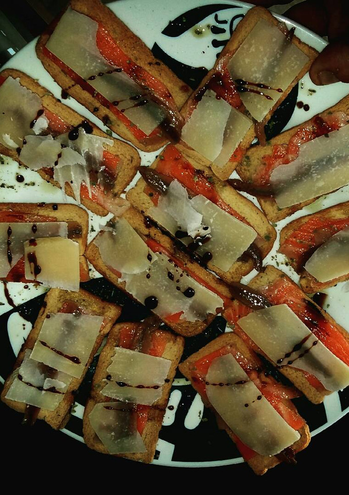 Una foto de Tostas con salmón ahumado, parmesano y reducción de Pedro Ximenez