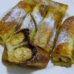A picture of Roll Roti pisang caramel coklat mozarella.
