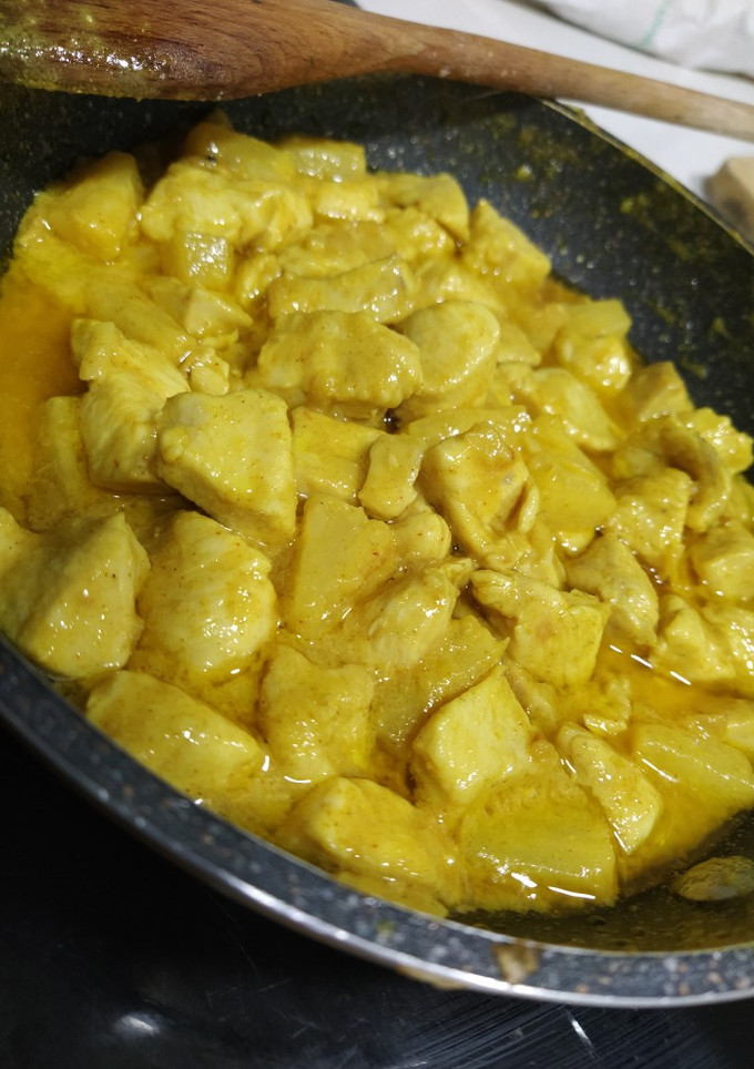 Una foto de 🍜 Curry de pollo con piña