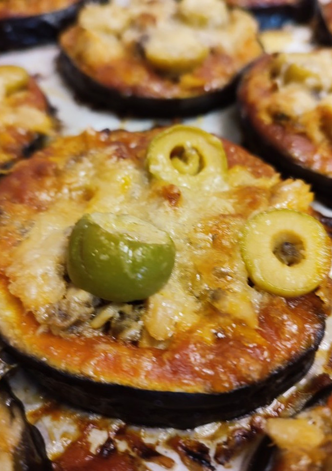 Una foto de Mini pizzas de berenjena