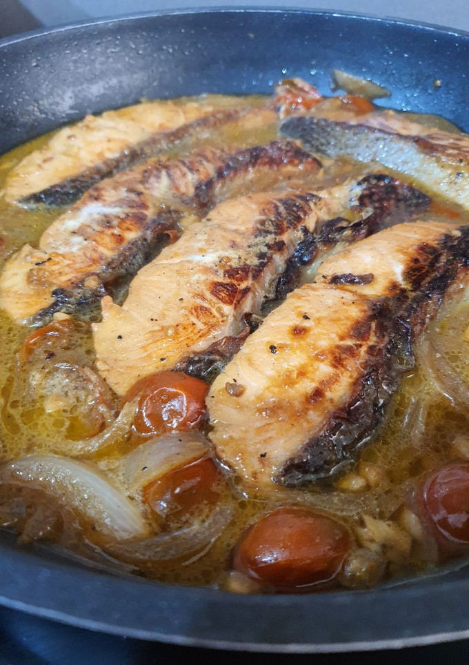 Una foto de Salmón con costra de mermelada de melocotón en salsa de soja