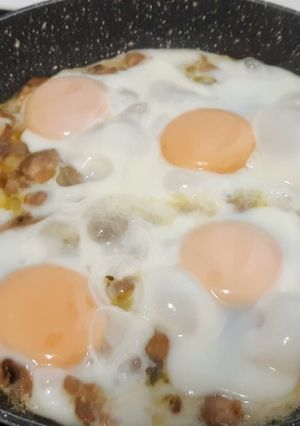 Foto principal de Huevos estrellados con champiñones al ajillo picantes