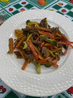 Una foto de Carne con verduras salteadas