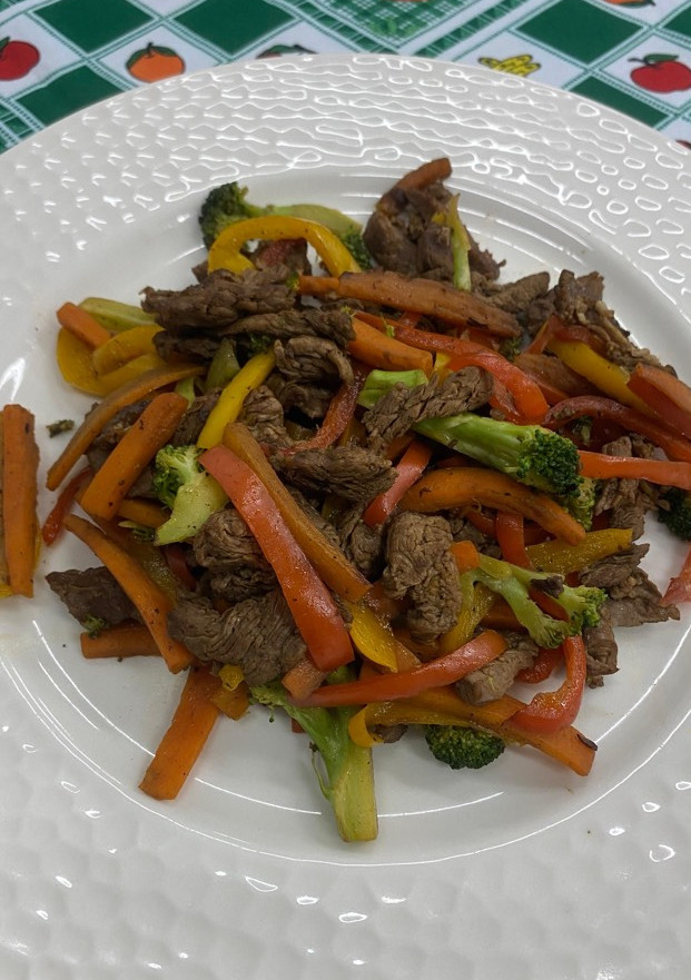 Una foto de Carne con verduras salteadas