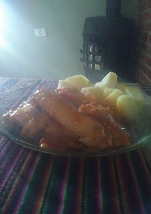 Una foto de Gátuzo en salsa con papas al natural