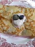 Crêpes rellenas de fruta, crema de requesón, yogurt griego con sirope de agave y canela