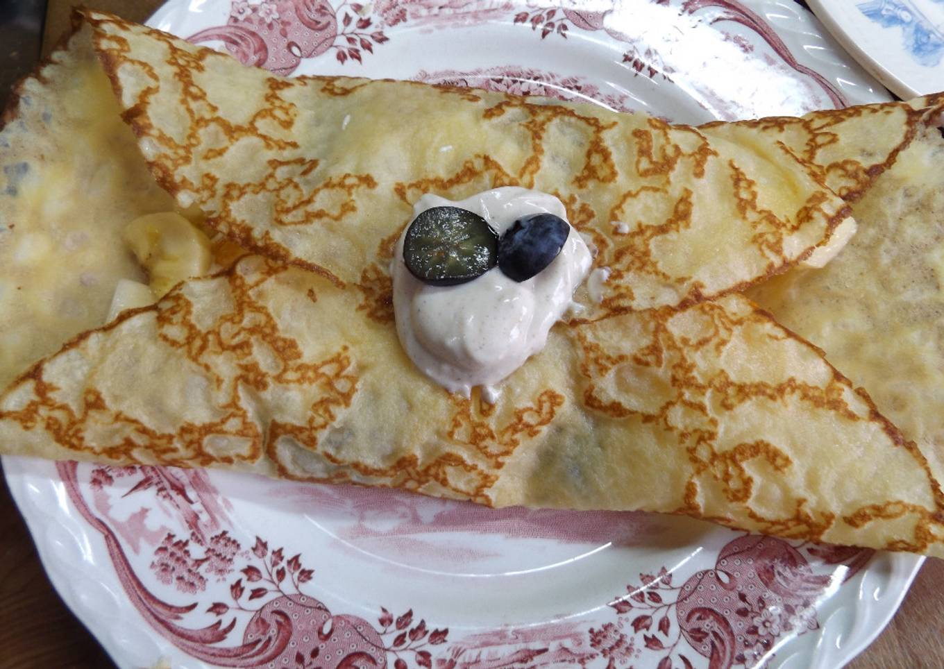Crêpes rellenas de fruta, crema de requesón, yogurt griego con sirope de agave y canela