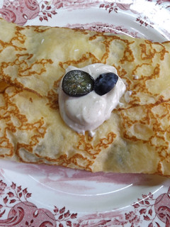 Una foto de Crêpes rellenas de fruta, crema de requesón, yogurt griego con sirope de agave y canela